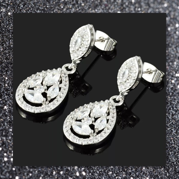 Glam Squad 2 You Jewelry - JUST IN🆕 Gorgeous White Topaz Dangle Earrings